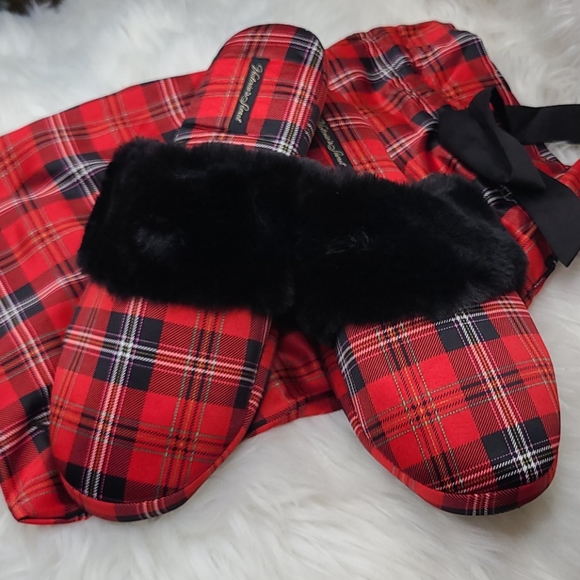 VICTORIA'S SECRET Signature Satin Slipper - Picture 7 of 11